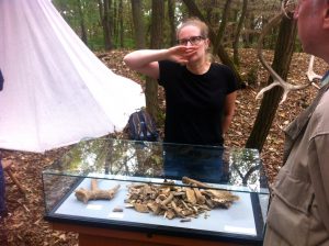 Archäologin mit Knochen im Wald.