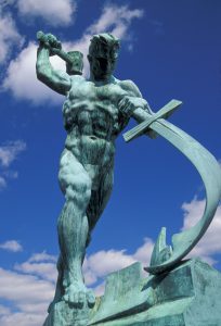 "Schwerter zu Pflugscharen", Skulptur von Jewgeni Wutschetschisch, 1957. (c) Patti McConville / Alamy Stock Photo