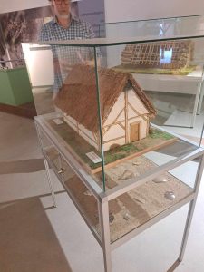 Modell eines Pfostenhauses