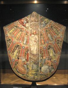Kasel des Messornats des Ordens vom Goldenen Vlies. Burgundisch, 2. Viertel 15. Jh. Leinengrund, Gold-, Silber- und Seidenstickerei, Samt, Perlen